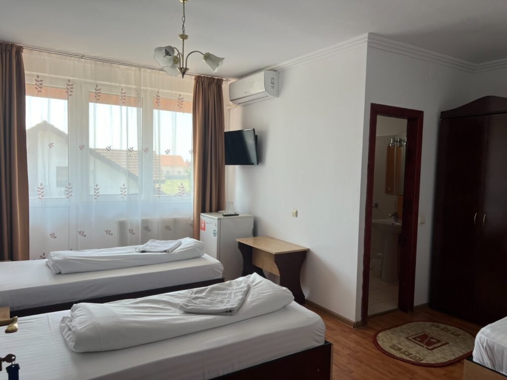 Tripla standard cu balcon si baie proprie